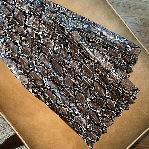 Brand new snake print skirt - Picture 3 of 3